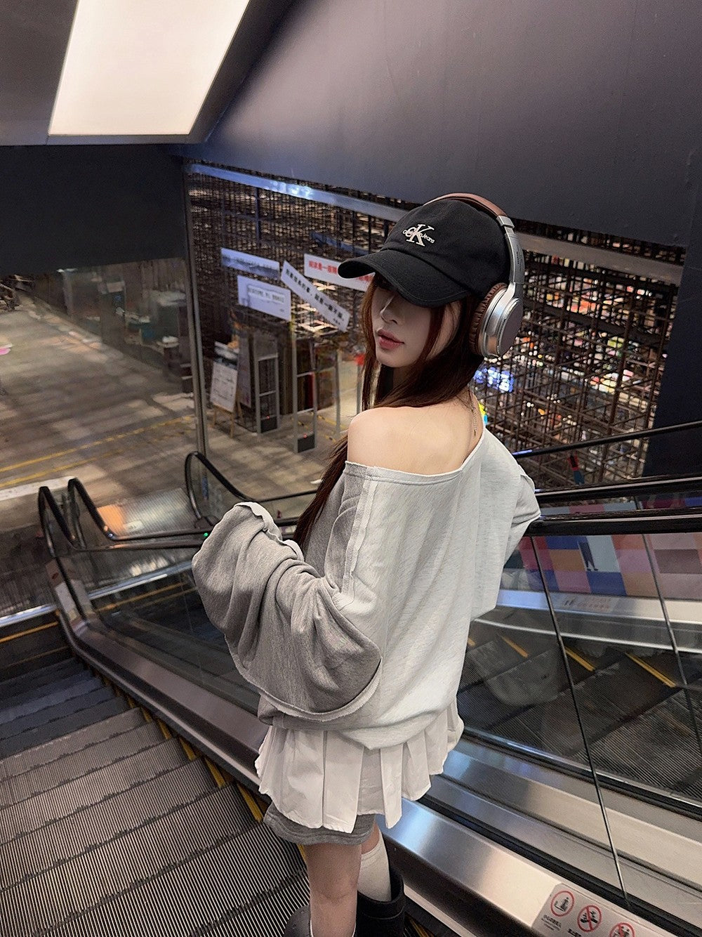 Oversized Off-Shoulder Sweatshirt TK0337